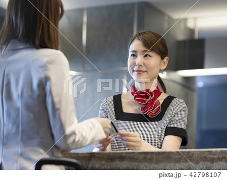 女性　受付　案内 42798107