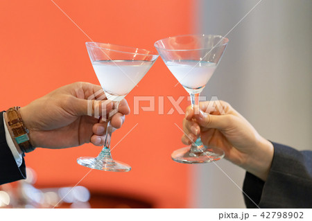 スーツでカジノ 乾杯 ルーレット 賭け事 カジノ法案 娯楽 スーツでカジノ 乾杯 ルーレット 賭け事 カジノ法案 娯楽 42798902