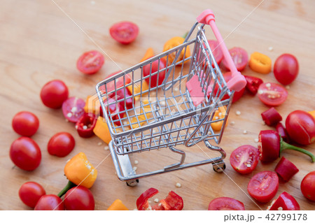 cut yellow and red peppers with tomatoes 42799178