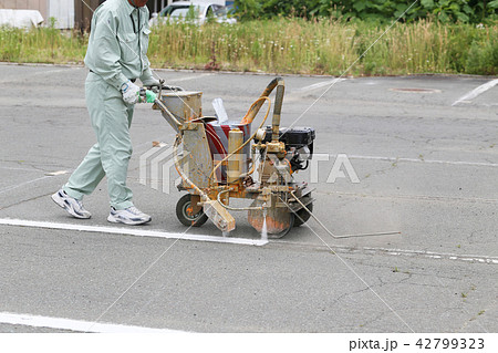 駐車場の白線引き 駐車場の白線引き 42799323