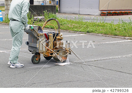 駐車場の白線引き 42799326