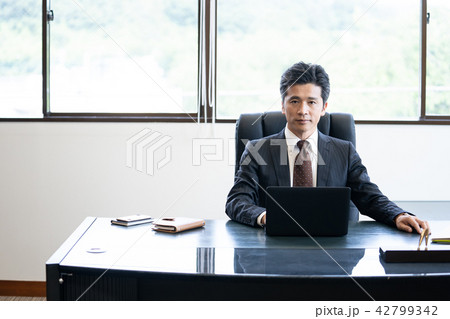 電話をする社長　ビジネスマン　ミドル世代　経験豊富なビジネスマン 42799342