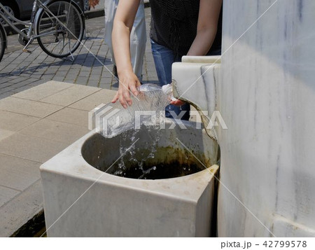 山鹿温泉 飲泉場で水を汲む人 山鹿温泉 飲泉場で水を汲む人 42799578