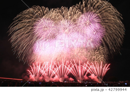 長岡まつり大花火大会２０１８ ワイドスターマインの写真素材