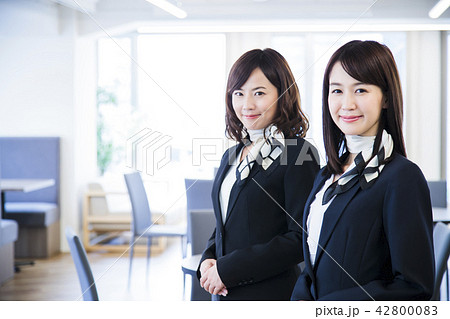 ビジネス　受付　オフィス　女性　ビジネスマン 42800083