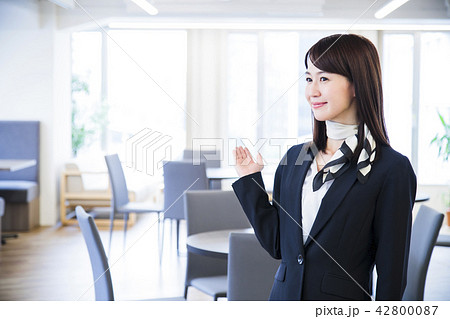 ビジネス　受付　オフィス　女性　ビジネスマン 42800087