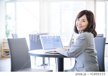 ビジネス　オフィス　ビジネスマン 42800155