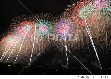 長岡まつり大花火大会２０１８ ワイドスターマイン フェニックス の写真素材