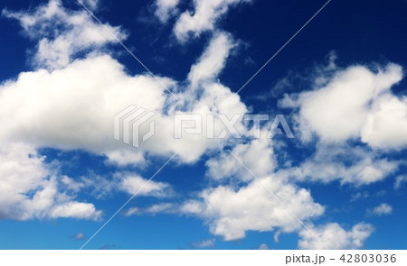 雲が青空を横断中 42803036