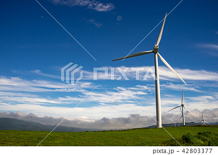 発電用風車と青空 発電用風車と青空 42803377