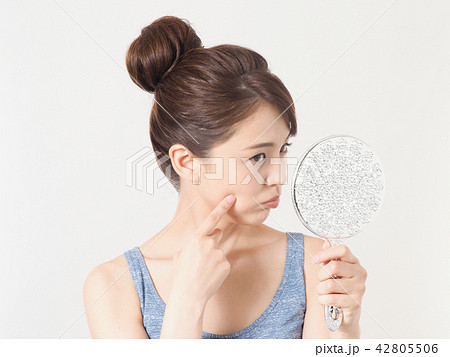 鏡を見て悩む女性 鏡を見て悩む女性 42805506
