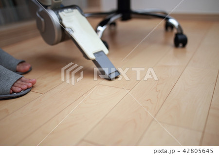 掃除機 (家事 主婦 ママ フローリング 部屋 コピースペース ボディパーツ 顔なし 女性 人物) 掃除機 (家事 主婦 ママ フローリング 部屋 コピースペース ボディパーツ 顔なし 女性 人物) 42805645