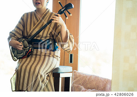 三線をひく女性 42806026