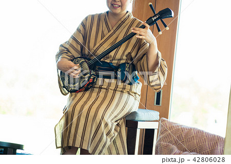 三線をひく女性 三線をひく女性 42806028