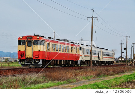 長森・那加駅間を走る高山本線普通列車(キハ40系) 長森・那加駅間を走る高山本線普通列車(キハ40系) 42806036