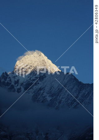 ヒマラヤ・シャンボチェから望むタムセルクにあたる朝日 42806349