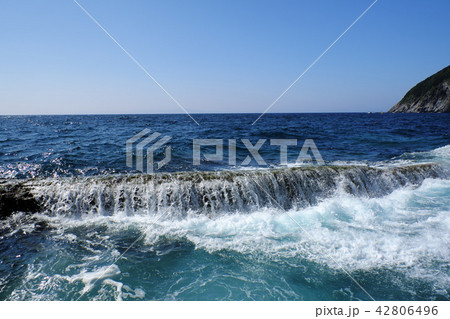夏の下北半島　仏ヶ浦と平館海峡の波 42806496