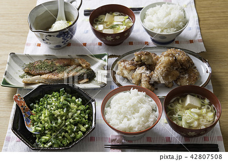 鶏肉の竜田揚げ定食の写真素材