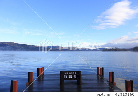 北海道　釧路市阿寒町　早朝の阿寒湖 42810160