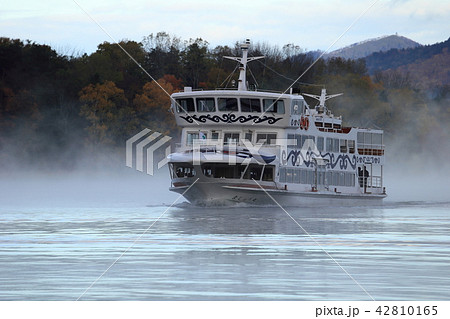 北海道　釧路市阿寒町　早朝の阿寒湖 42810165