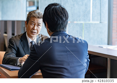 ビジネスマン、弁護士、相談 42810335