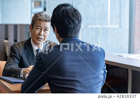 ビジネスマン、弁護士、相談 ビジネスマン、弁護士、相談 42810337