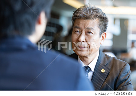 ビジネスマン、弁護士、相談 42810338