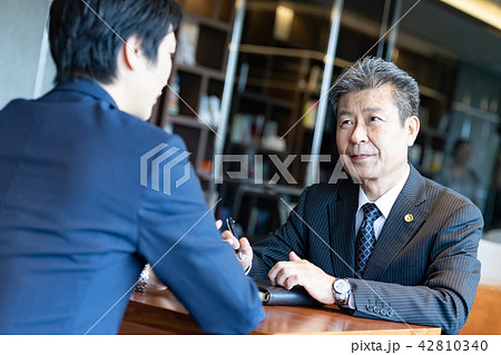 ビジネスマン、弁護士、相談 42810340