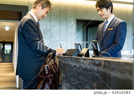 ビジネスマン、出張、受付、チェックイン ビジネスマン、出張、受付、チェックイン 42810383