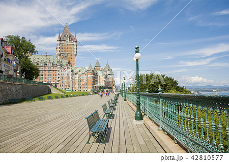 Wood plank walkway Quebec Chateau Frontenac 42810577