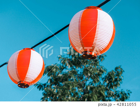 Paper red-white japanese lanterns Chochin hanging on blue sky background 42811055