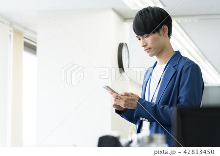 スマホを見る男性 42813450