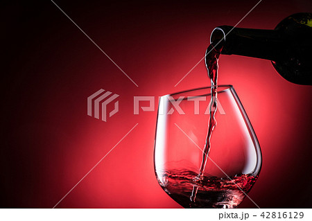 赤ワインを注ぐ 42816129
