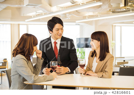 飲み会　パーティー　ちょい飲み　女性　男性　ビジネスマン 42816601