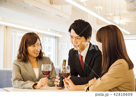 飲み会 パーティー ちょい飲み 女性 男性 ビジネスマンの写真素材
