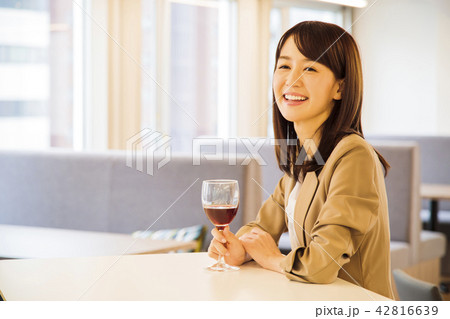 お一人様　ちょい飲み　Bar　バー　お酒　女性　ビジネスマン 42816639