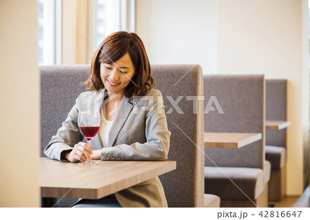 お一人様　ちょい飲み　Bar　バー　お酒　女性　ビジネスマン 42816647