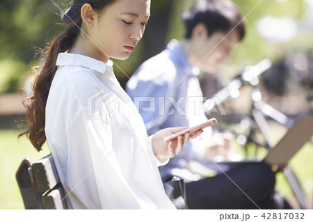 公園 スマホ 女性 公園 スマホ 女性 42817032
