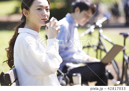 公園 くつろぐ 女性 公園 くつろぐ 女性 42817033