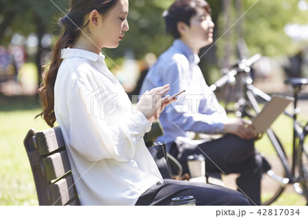 公園　スマホ　女性 42817034