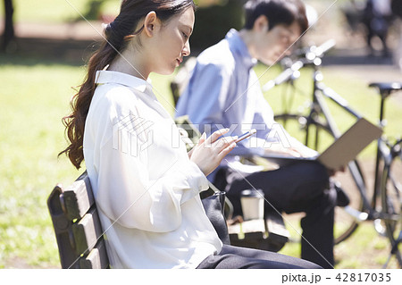公園 スマホ 女性 公園 スマホ 女性 42817035