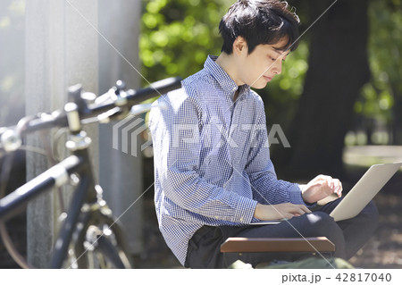公園 パソコン 男性 公園 パソコン 男性 42817040