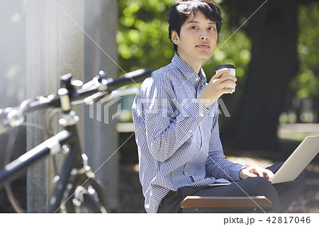 公園　パソコン　男性 42817046