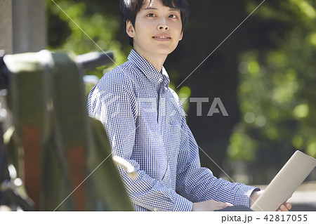 公園　パソコン　男性 42817055