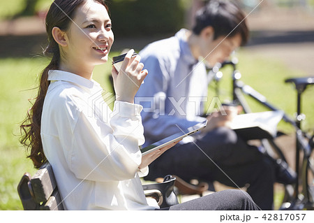 公園 タブレット 女性 公園 タブレット 女性 42817057