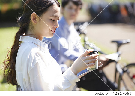 公園 くつろぐ 女性 公園 くつろぐ 女性 42817069