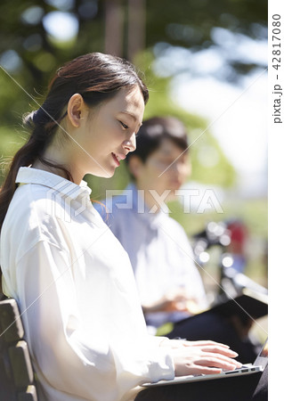 公園　パソコン　女性 42817080