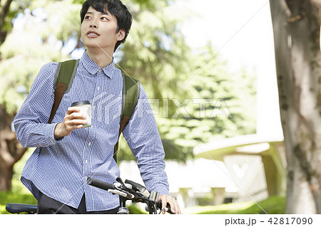 公園　男性　自転車　ティータイム 42817090