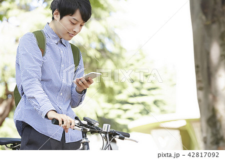 公園　スマホ　男性 42817092