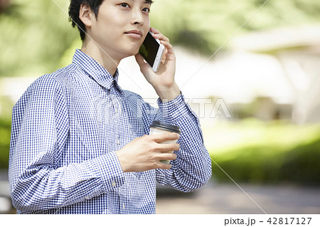 公園 スマホ 男性 公園 スマホ 男性 42817127